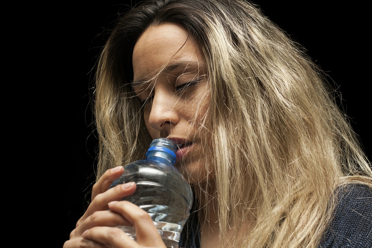矿泉水女，时尚潮流与环保生活的代言人最新资讯