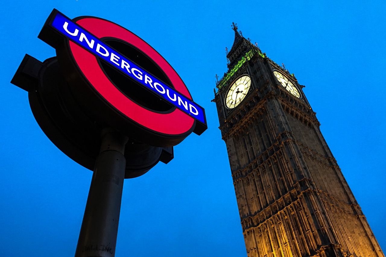 英国最新疫情日增数及其影响分析