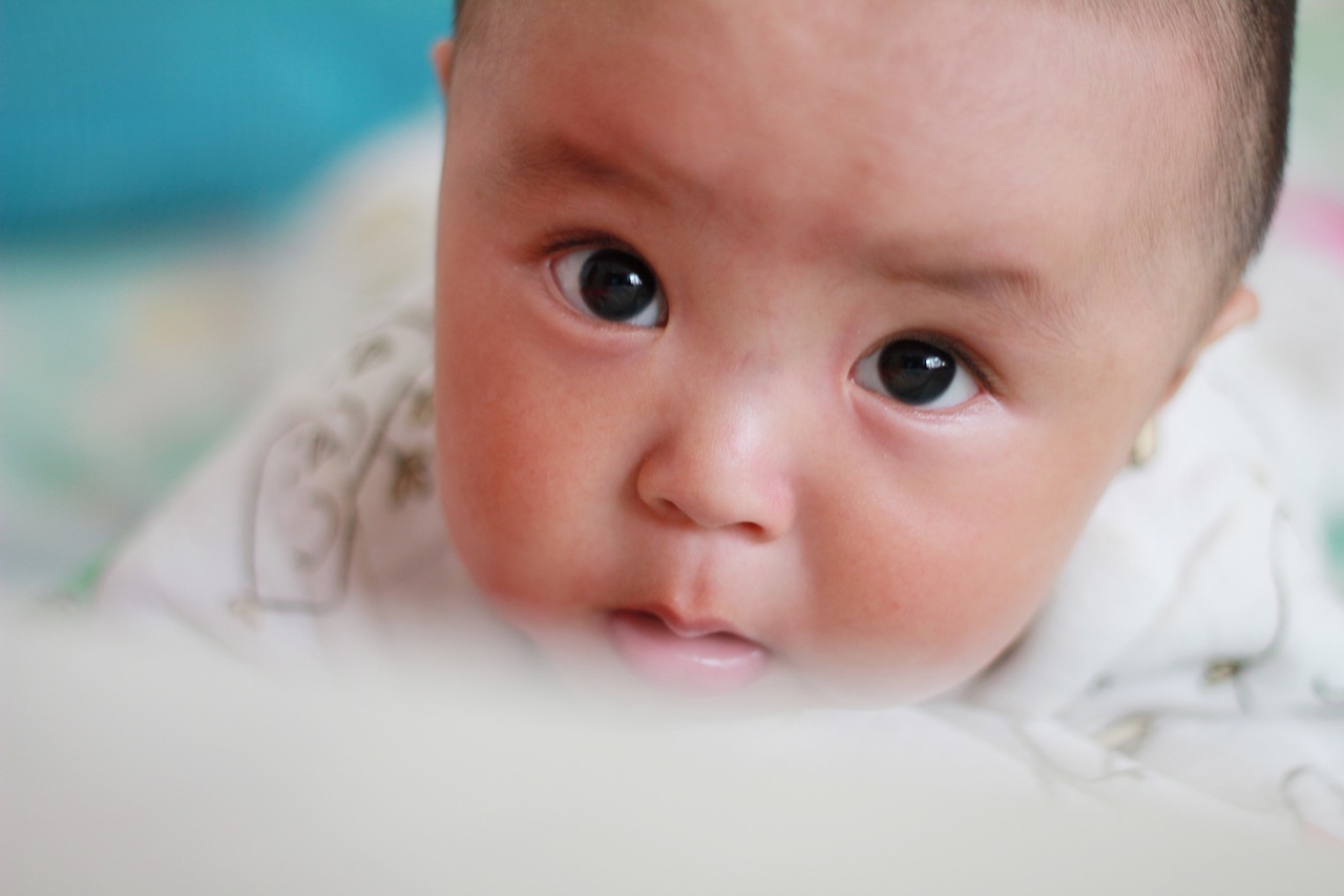 最新路人抓拍婴儿瞬间，纯真无邪的魅力展现