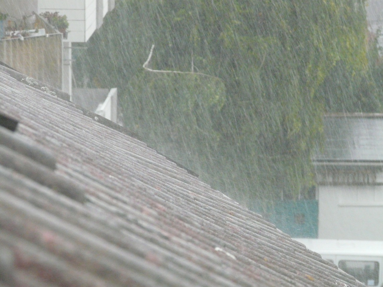 厦门暴雨预警信号升级，应对暴雨保障安全攻略